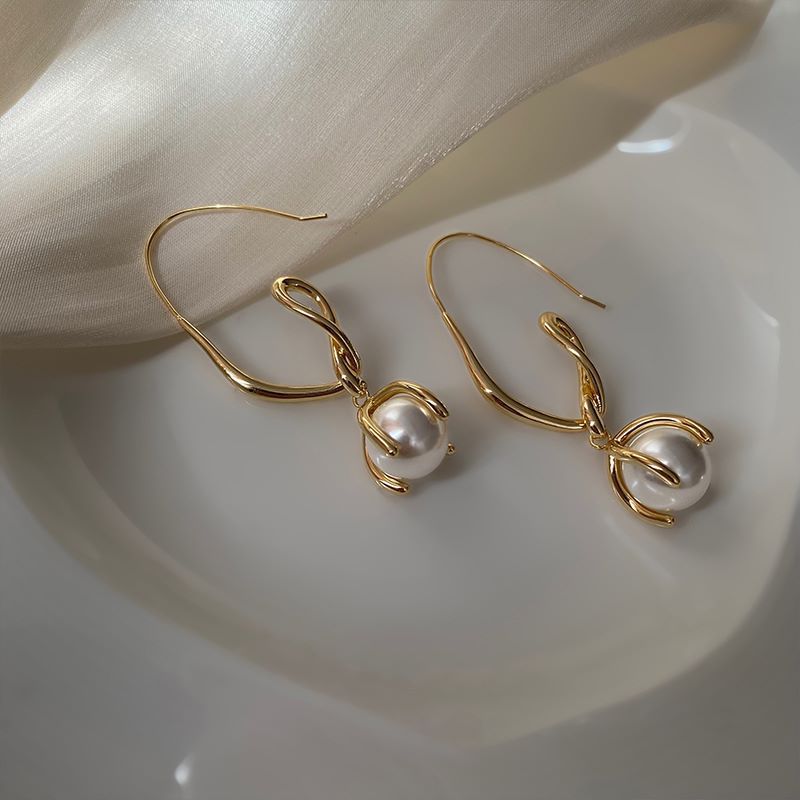 Twisted Line Pearl Earrings