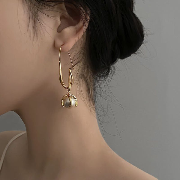 Twisted Line Pearl Earrings