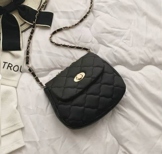 Lattace pattern shoulder bag